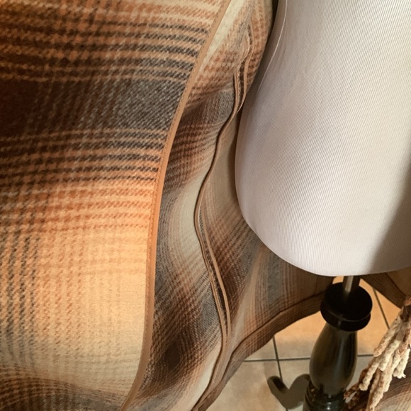 ELIE TAHARI- beautiful knee length belted coat, Unlined like a comfy blanket - Picture 7 of 8